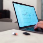 аналитик изучает статистику спортивных событий