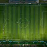 анализ футбольного матча на экране ноутбука
