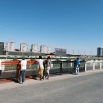 люди делают ставки на спорт через мобильное приложение