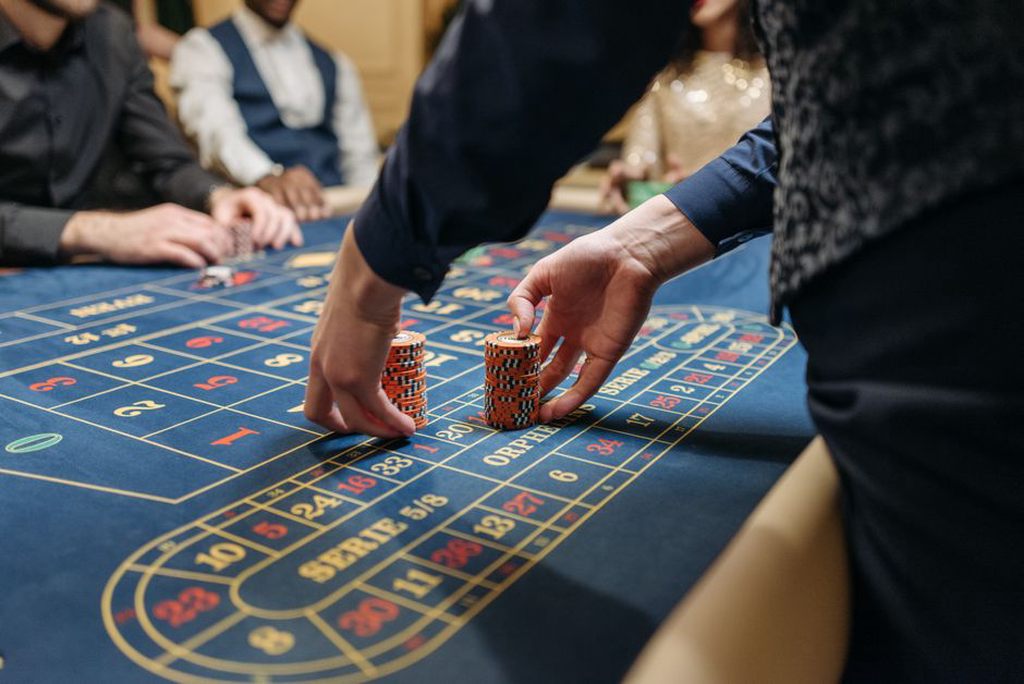 человек анализирует шансы на исход спортивного события
