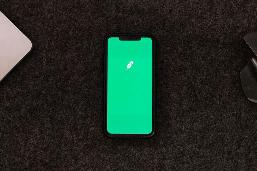 концепт спортивных ставок на экране смартфона