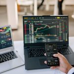 экран ноутбука с коэффициентами спортивных ставок