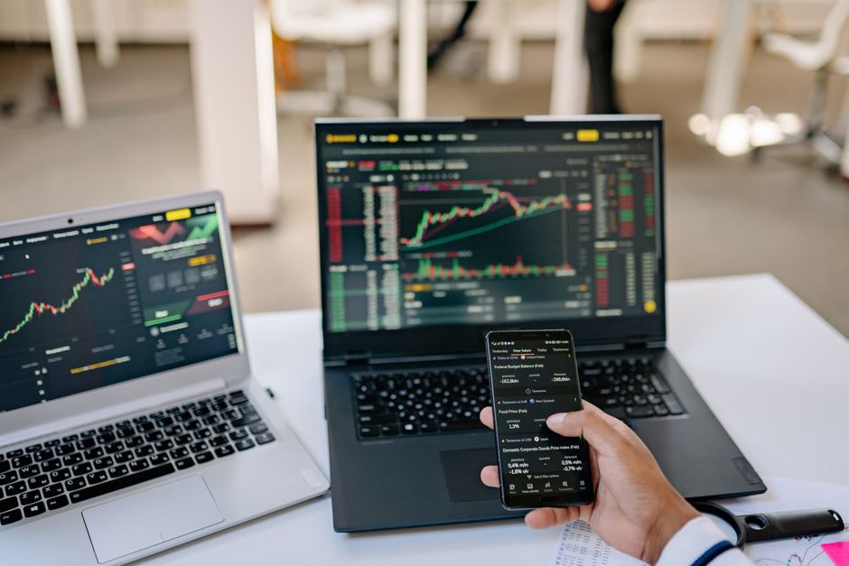 экран ноутбука с коэффициентами спортивных ставок