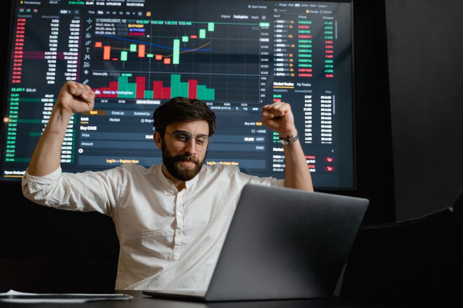 аналитик сравнивает изменение коэффициентов перед игрой