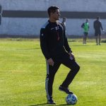 тренер объясняет игрокам план на важный матч