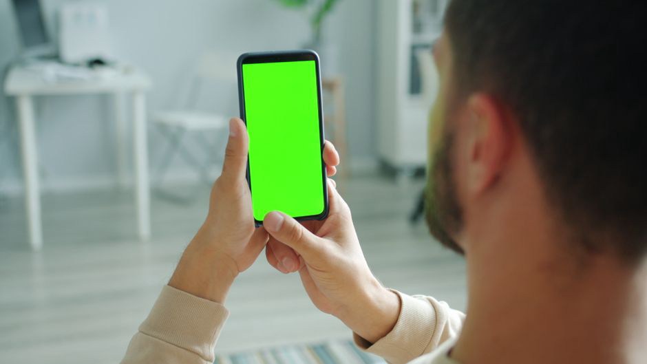 человек изучает коэффициенты на смартфоне