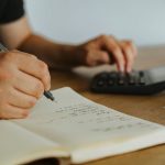Записи о ставках рядом с калькулятором и расписанием матчей