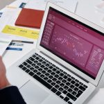 аналитик сопоставляет результаты матчей и статистику команд