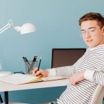 Аналитик сверяет расписание матчей и коэффициенты
