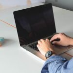коэффициенты ставок на экране ноутбука