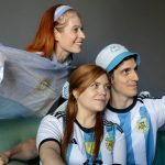 Болельщик сверяет заметки перед решением по матчу
