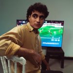 Болельщик сверяет заметки с расписанием футбольных игр