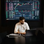 аналитик сопоставляет статистику перед футбольным матчем