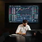 аналитик сопоставляет статистику двух команд на ноутбуке