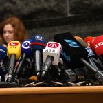 тренер отвечает на вопросы о составе перед матчем