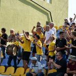 болельщики сверяют время матча перед обсуждением