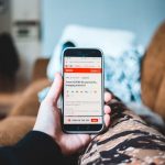 читатель просматривает разбор матча на телефоне