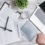 читатель сверяет сведения о компании на экране
