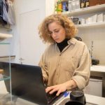 владелица мастерской уточняет адрес и часы работы