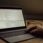 редактор сверяет расписание матчей на экране ноутбука